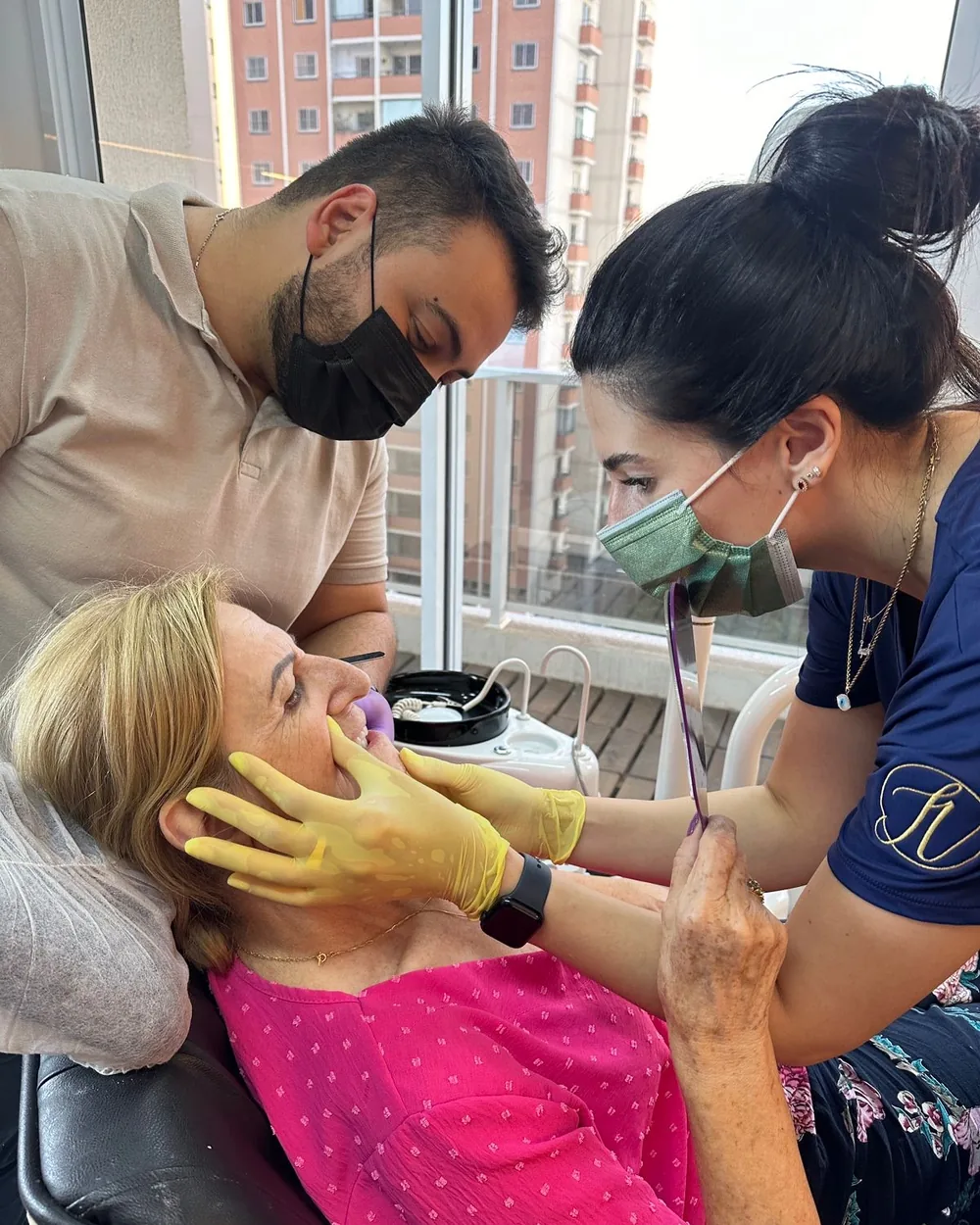 Dra. Ingrid Villarraso avaliando uma paciente em atendimento odontológico